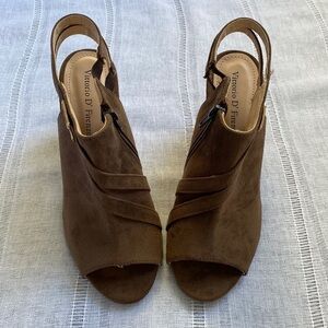 Vittorio D’ Firenze brown block heels size 8.